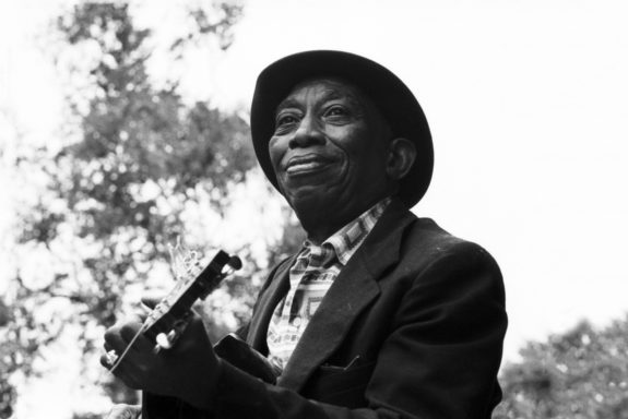 HURT_STL006_MISSISSIPPI-JOHN-HURT-PERFORMING-SINGING-1964_∂∏2017_Lo-Max_Records_Ltd