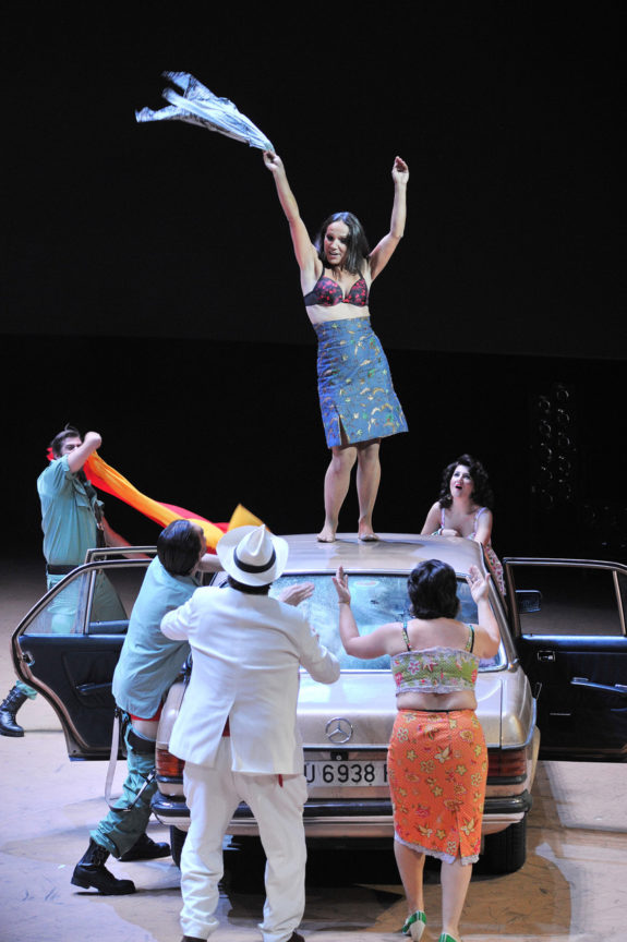 Mythos-Carmen_-Carmen-Beatrice-Uria-Monzon-tanz-auf-dem-Auto-u.a.-c-Antoni-Bofill